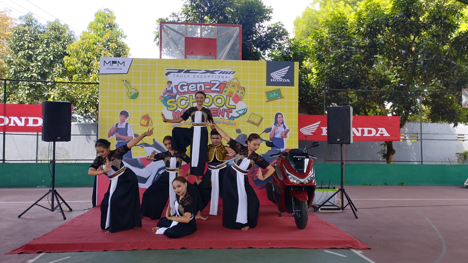 MPM Honda Jatim Ajak Siswa SMAN 1 Blitar Unjuk Kreativitas di PCX160 Gen-Z School Movement Bertepatan dengan Hari Pendidikan Nasional